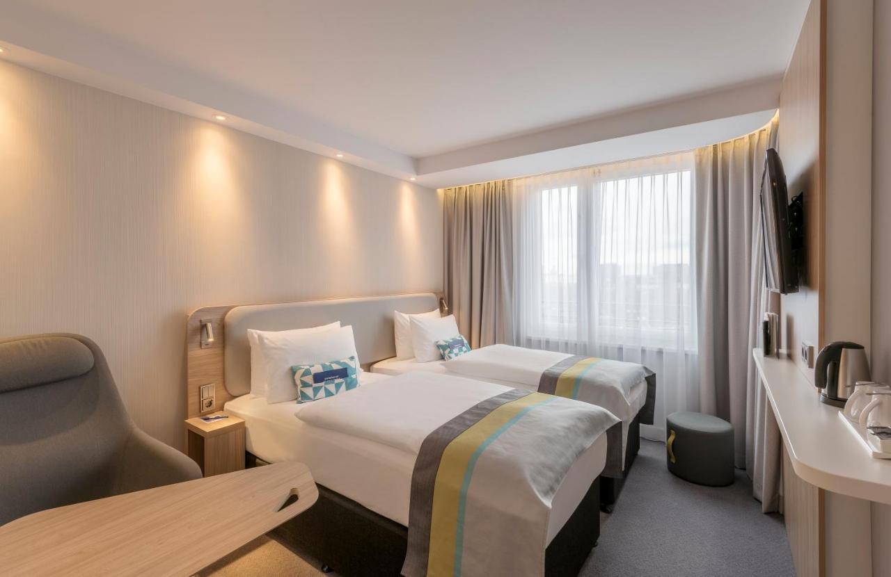 Express - Frankfurt - Westend, An Ihg Frankfurt nad Menem