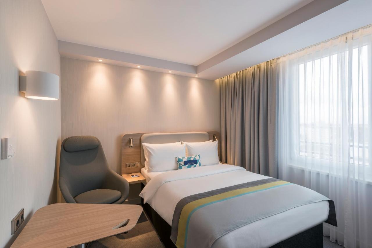 Express - Frankfurt - Westend, An Ihg Frankfurt nad Menem